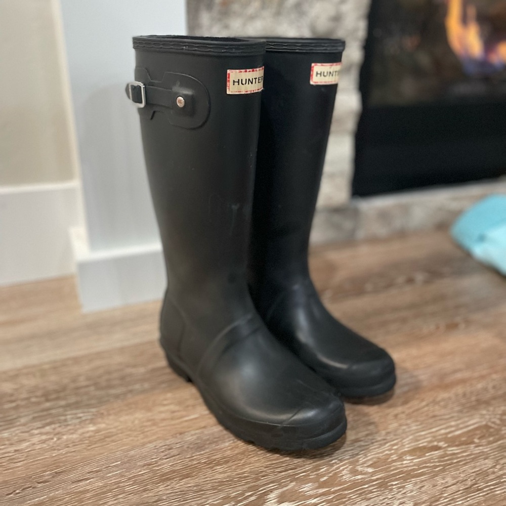 Hunter Rain Boots girls size 5 / Euro 36. With 2 pairs of Hunter socks.